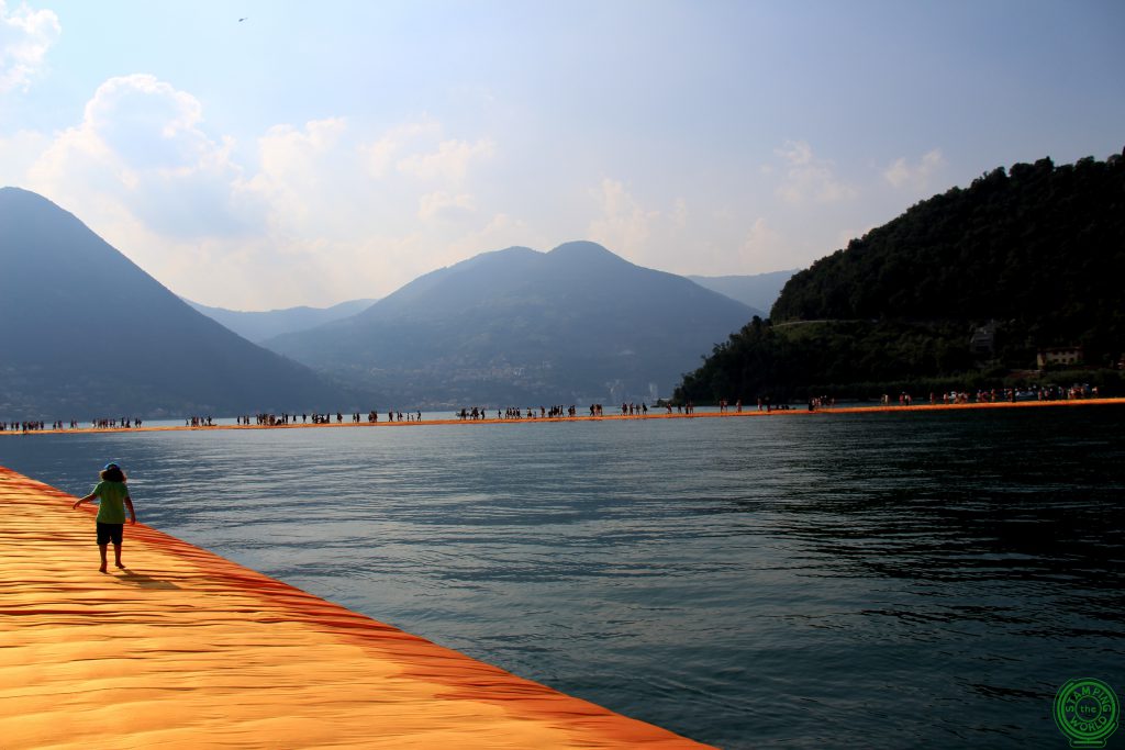 Bambino sul Floating Piers