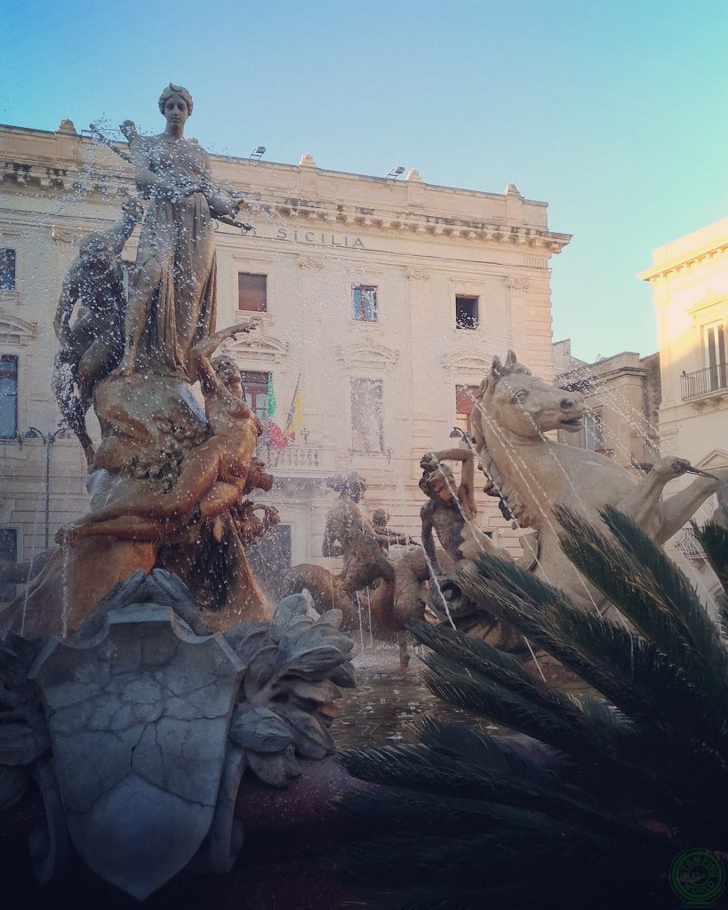 Fontana di Artemide al centro di Piazza Archimede