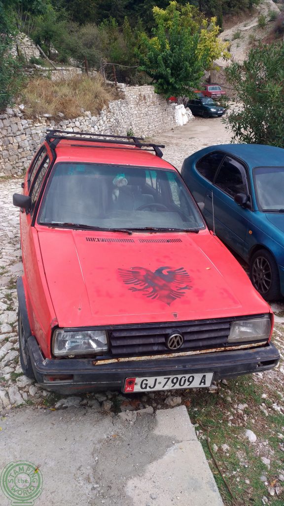 Tipica auto albanese - Muoversi in Albania