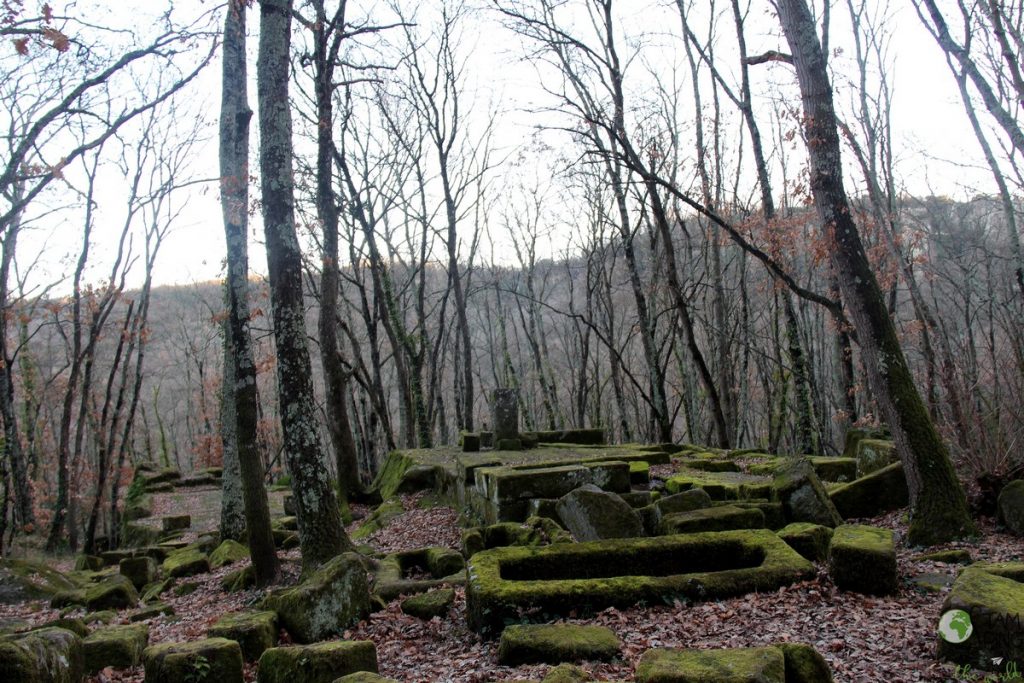 necropoli di Santa Cecilia - piramide etrusca Bomarzo